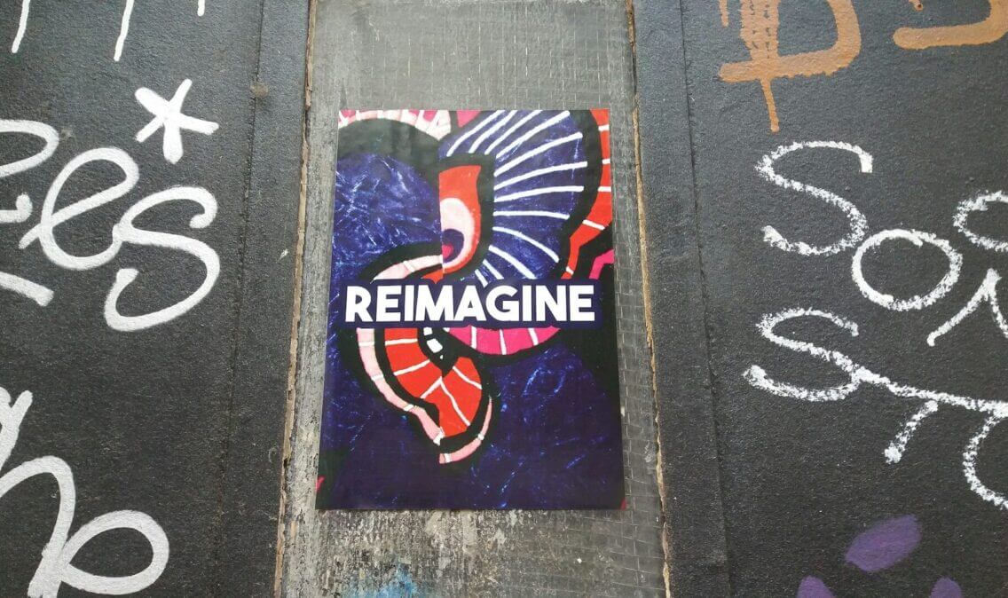 Foto con la scritta "Reimagine"